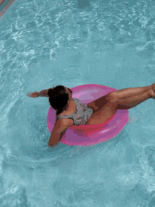 Niña con flotador barato en piscina